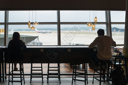 国际机场的咖啡厅休息室国际机场的商务咖啡厅休息室人们在国际机场的咖图片