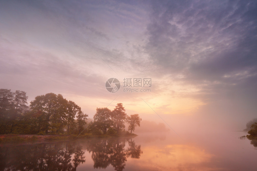 湖边的薄雾清晨图片
