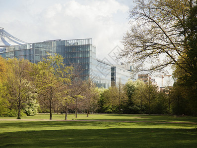 柏林金融中心春季的绿色公园德国风景城市生活概念周围无图片