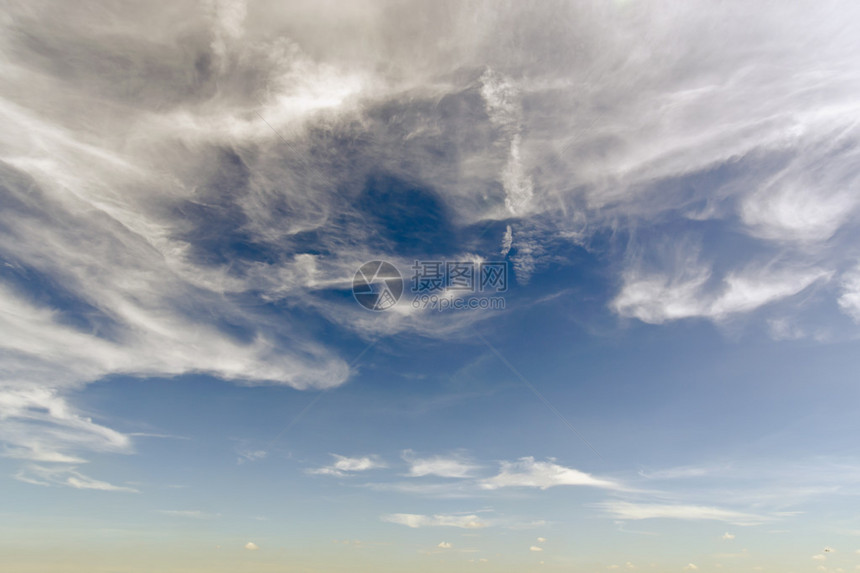 用于图形使用的有云多场景的天空背景图片