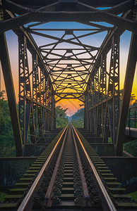 在泰国农村的铁路桥的日落图片
