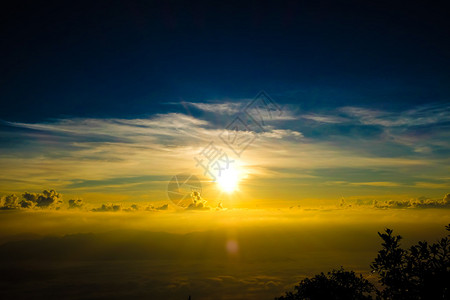 泰国清道山顶的日出和雾图片