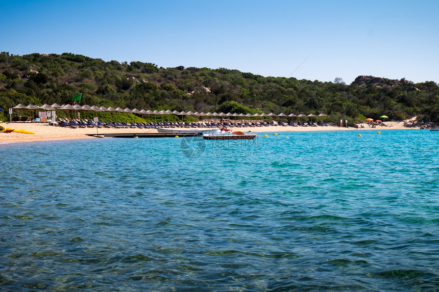 撒丁岛海滩和天堂海的彩色雨伞图片