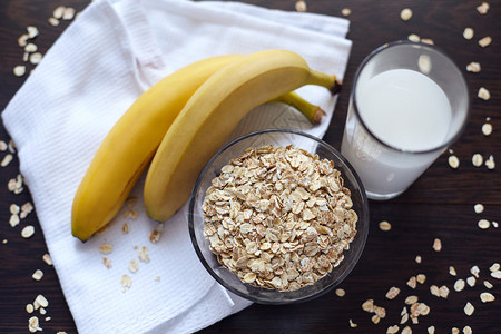 燕麦牛奶和水果健康早餐图片