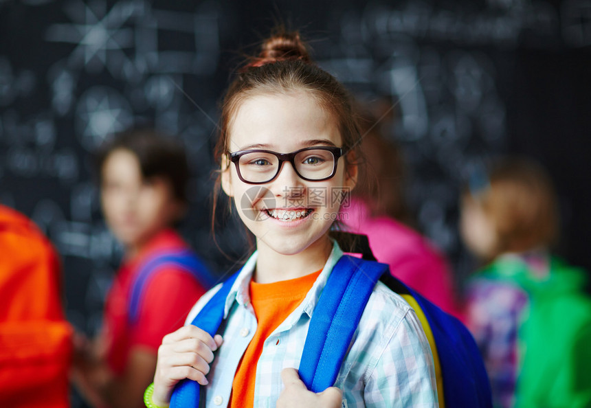 眼镜里的快乐女学图片