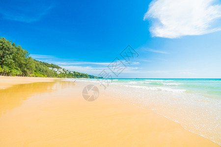 蓝色天空背景的美丽热带海滩和海洋并有复图片