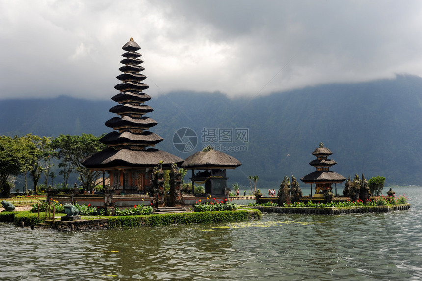 PuraUlunDanuBratan在印度尼西亚巴厘岛贝杜古尔湖图片