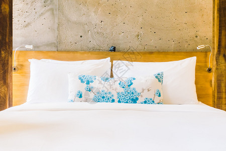 在美丽的室内卧室装饰床上的枕头图片