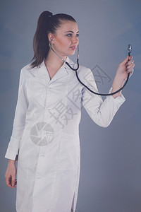 穿白袍的护士是灰色背景的图片