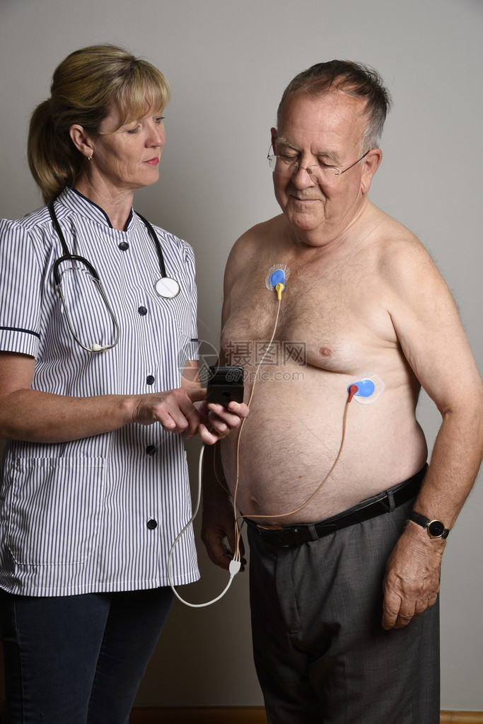 英国2016年6月医院心脏测量小组的成员为一名超重男患者安装动态图片