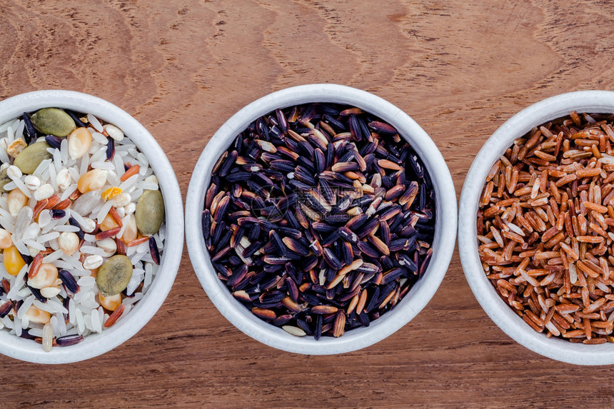 木制背景的陶瓷碗中的各种传统泰国米饭晚饭食物高纤维和生素E为饮图片