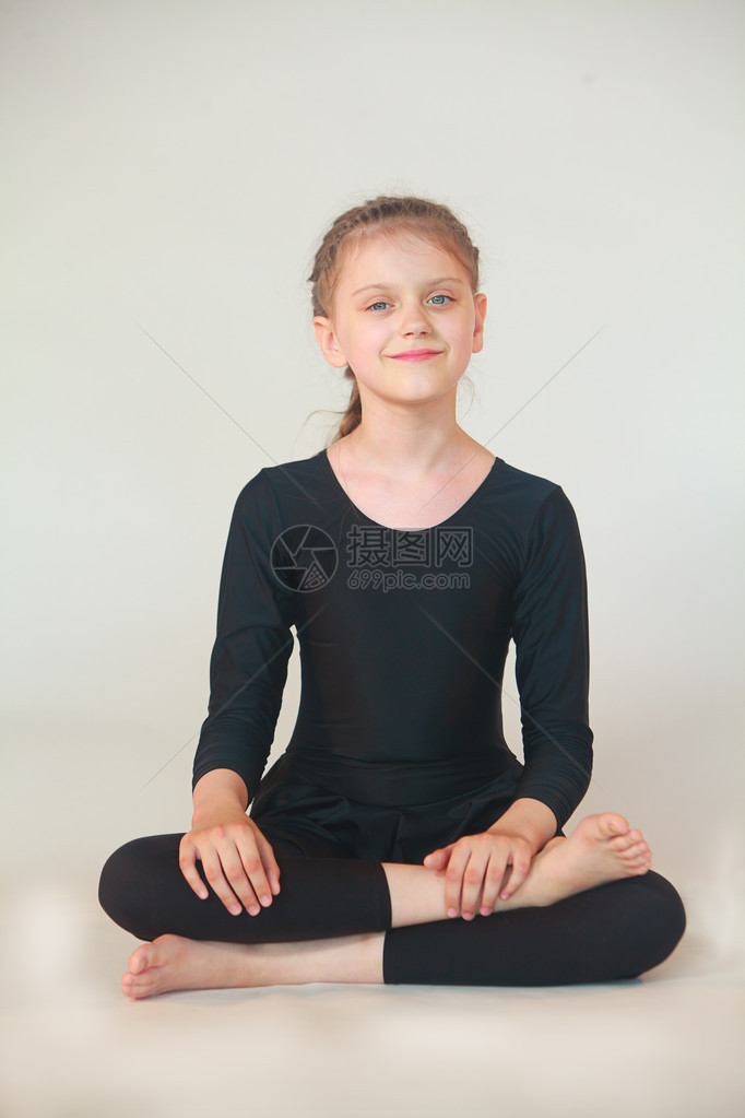 在白色背景上做瑜伽的小女孩图片