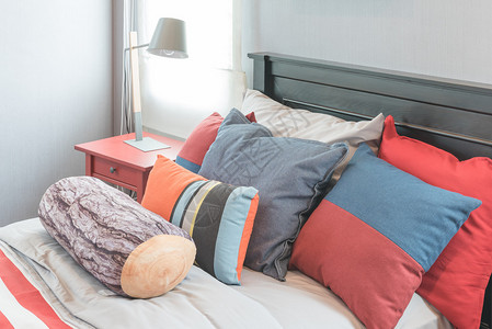 单卧室设计的床上枕头颜色多彩图片