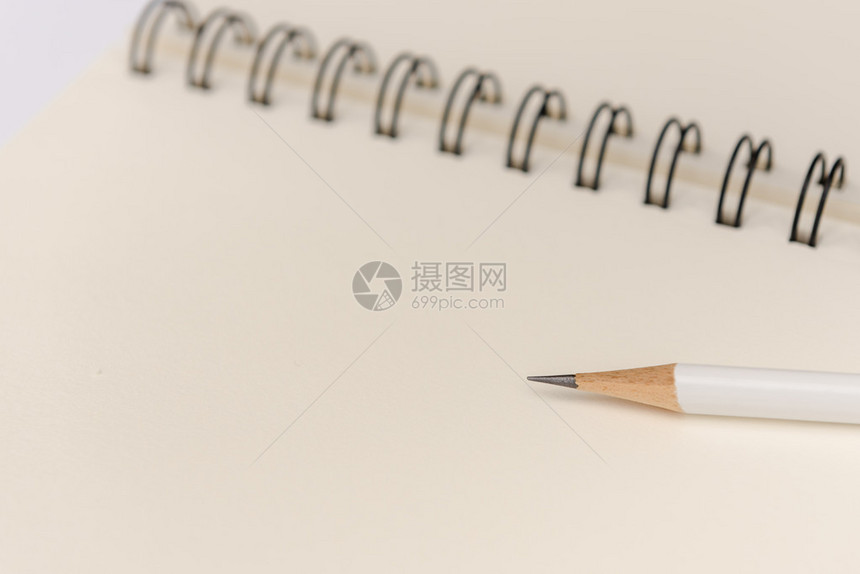 白色铅笔与白色背景上的空白笔记本图片
