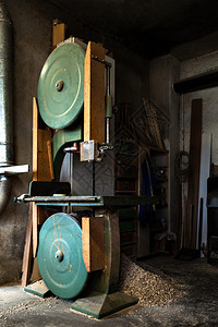 木工车间的旧带锯图片