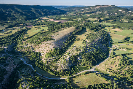 法国普罗旺斯绿色山丘和耕图片