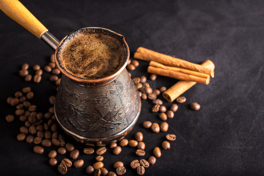 土耳其咖啡含咖啡豆和黑底肉桂图片