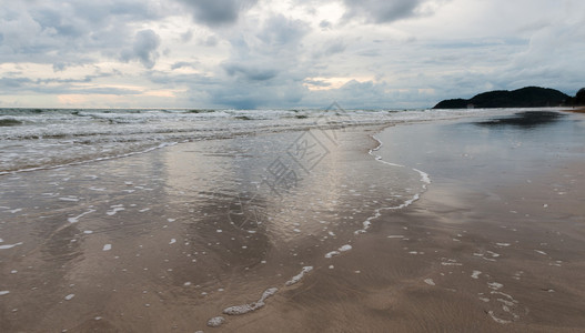 乌云和暴雨将来到泰国的海滩图片