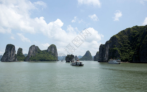 蓝天下越南下龙湾旅游船的海景图片