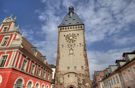 德国史佩耶尔市历史中心时钟和红房子的图片