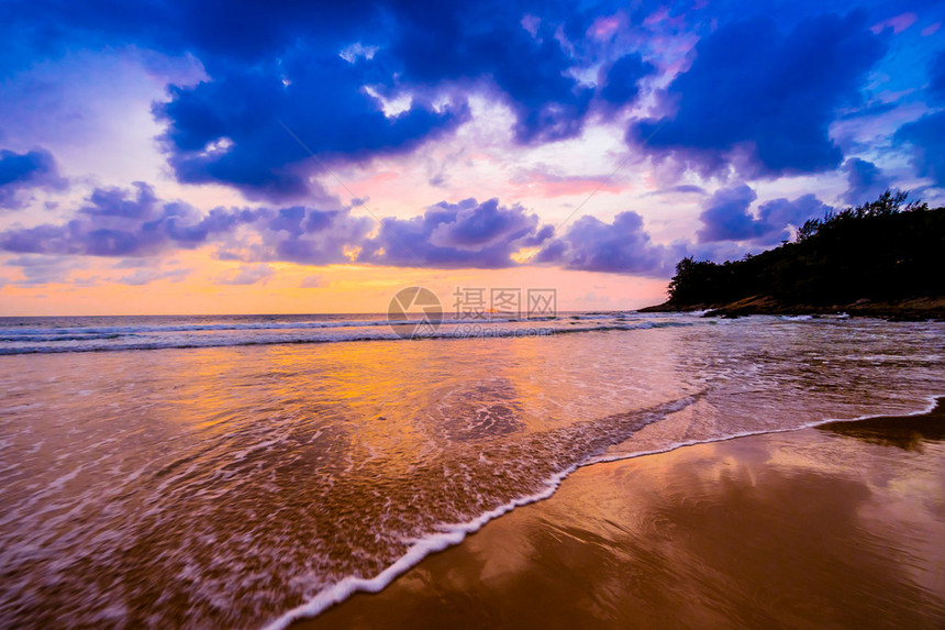 沙滩和海边美丽的日落云彩和天空背景图片