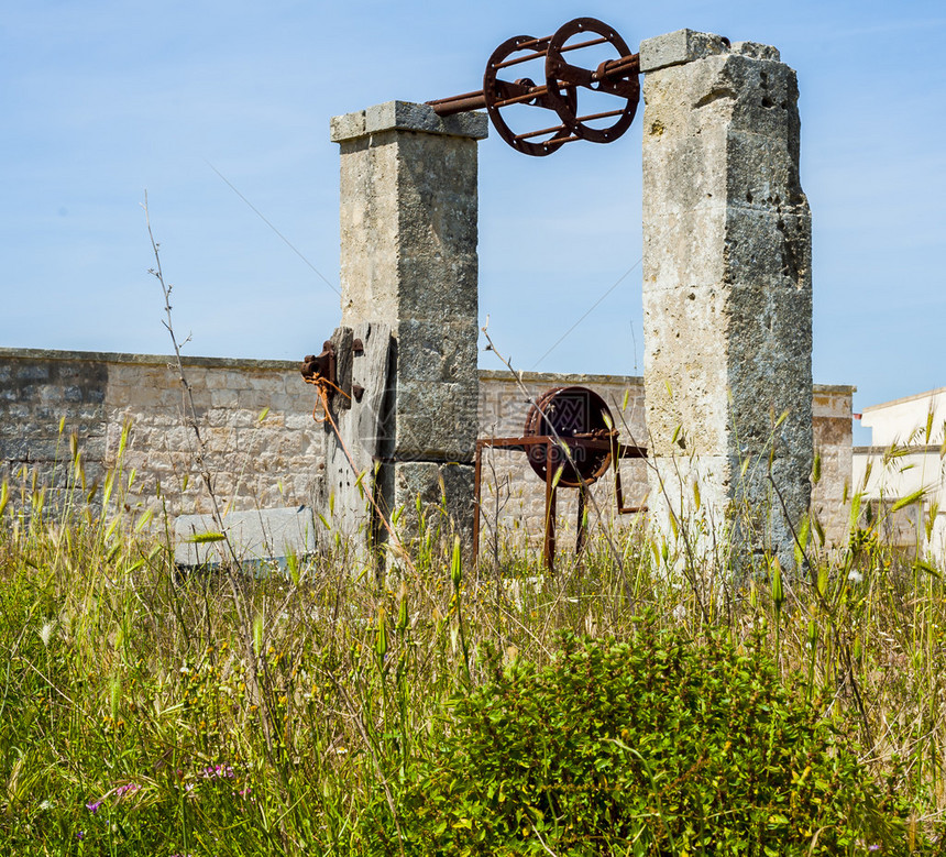 遗弃在Apulia农村图片