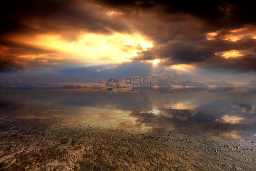 湖中浅水的壮丽日落景象图片