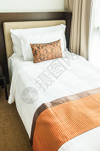 卧室内部床上装饰的白色枕头与台灯图片