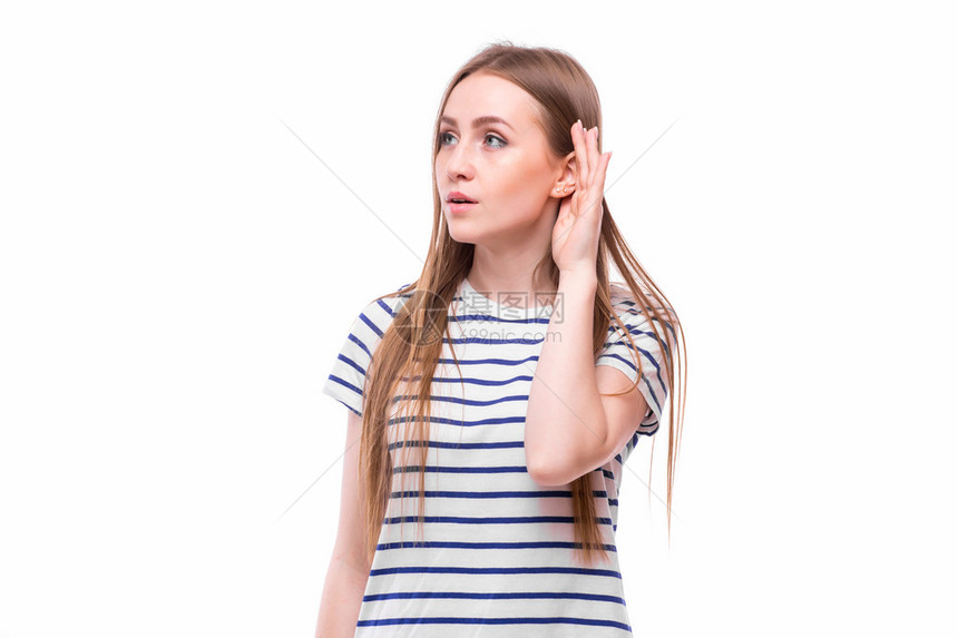 患有听力障碍或听力损失的年轻女将手放在耳后图片