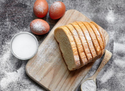 面包面粉鸡蛋和樱桃西红柿等面包制图片