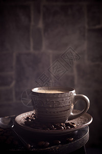 咖啡杯咖啡豆深生熟背景图片