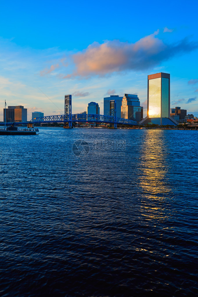 Jacksonville天线夜晚与蓝色河流反射在佛图片