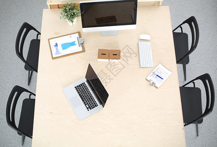 空荡的办公室周围有桌子和椅子背景图片