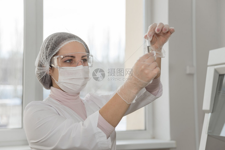 白防护服中的女科学家在实验室中开展研究图片