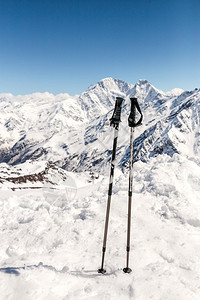 在山上滑雪两根滑雪杖的特写图片