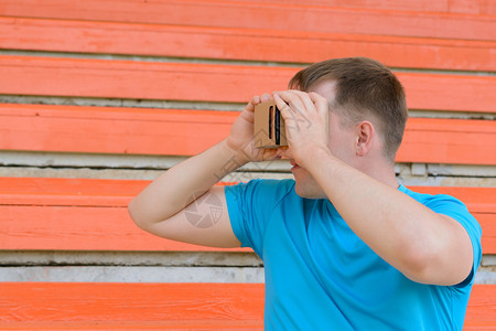 年轻人在城市体育场寻找虚拟现实眼图片