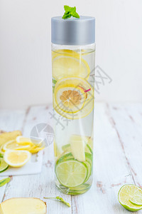 运动瓶装柠檬酸橙生姜和薄荷的排毒水图片