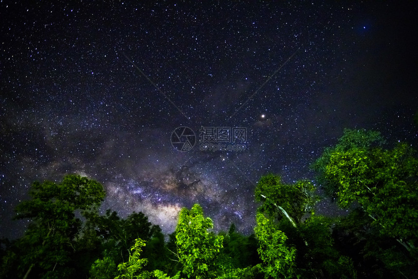 夜间天空的一部分图片