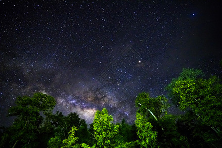 夜间天空的一部分图片