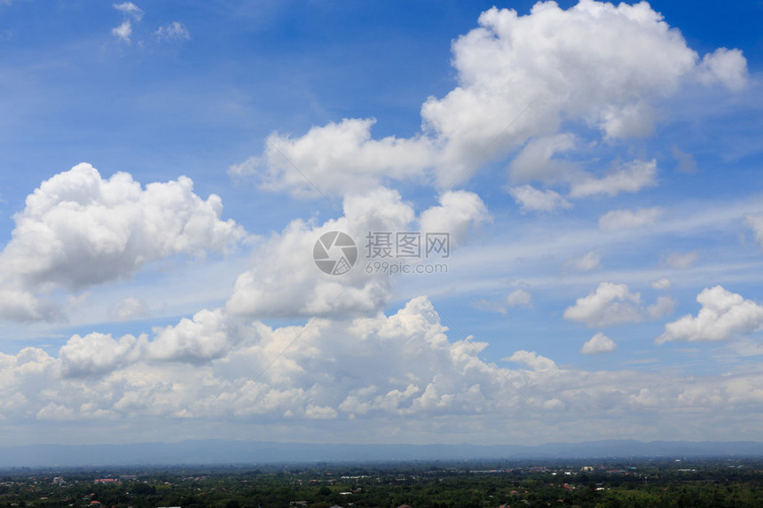 在美丽的蓝天背景之上的蓬松云彩图片
