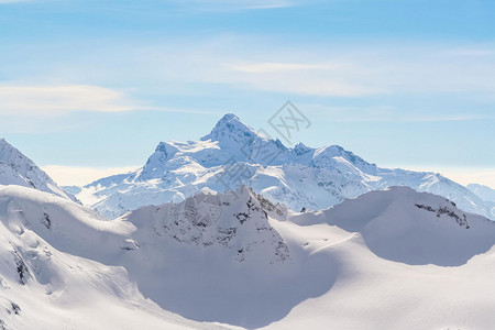 高加索地区的雪山峰顶滑雪者图片