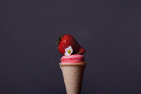 灰色背景的松饼冰淇淋锥中多彩有色马卡龙粉色图片