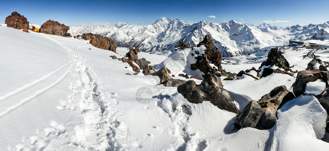 高山峰顶在日落时的全景雪山上的风景图片