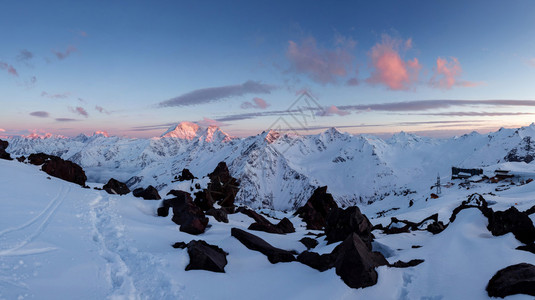 在雪山的美丽春天日落景观图片