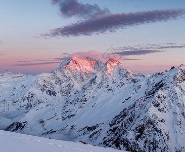 日落时冬雪覆盖的山峰创用电动效果高加索山脉美图片