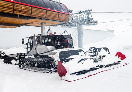 雪暴风雪过后在滑雪度假胜地的雪猫图片