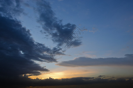 日落时的天空背景有云的日出时间图片
