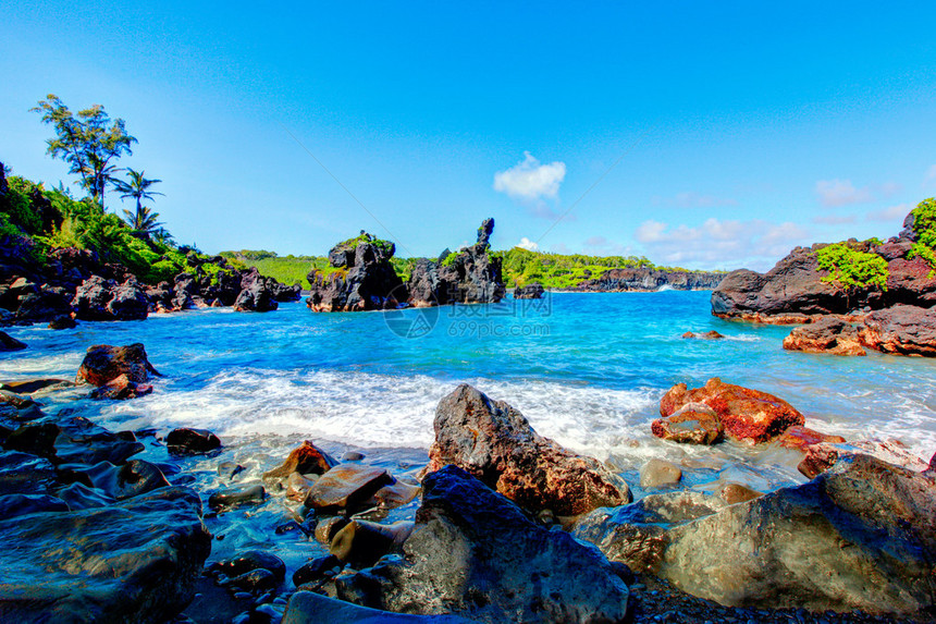 海浪在阳光明媚的一天冲破岩石在前往美国夏威夷毛伊岛Hana的路上观视图片