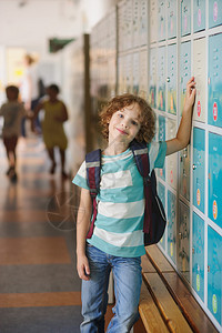 小学生站在学校走廊的储物柜附近他把手放在我的储物柜上男孩带着渴望的微图片