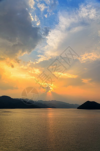 泰国Kanchanaburi省斯里纳卡林大坝湖上山丘日落图片